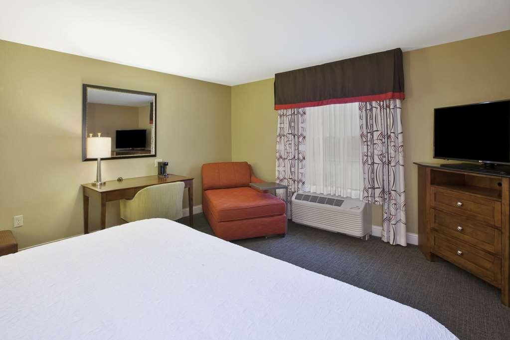 Hampton Inn & Suites Wichita-Northeast Room photo