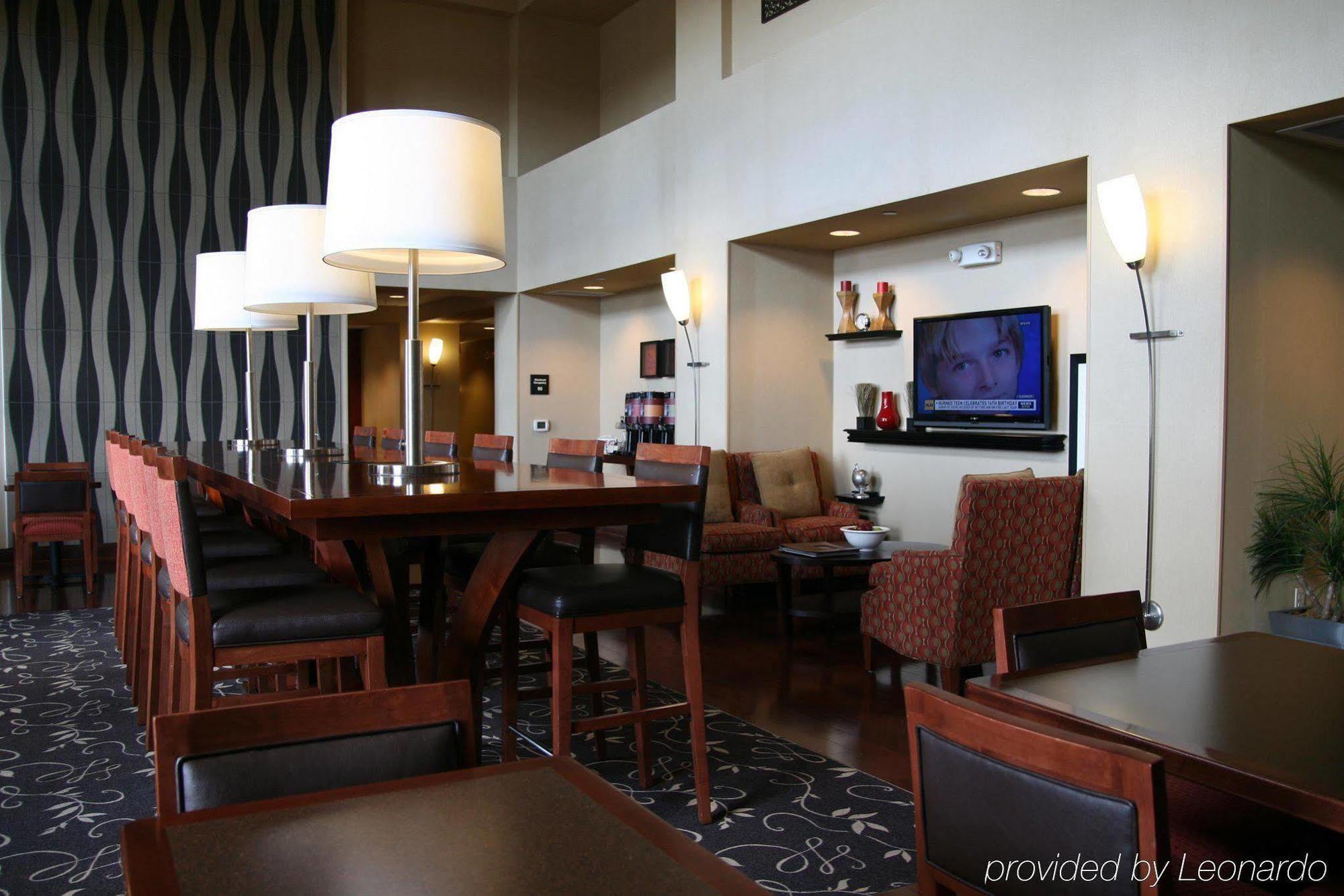 Hampton Inn & Suites Wichita-Northeast Restaurant photo